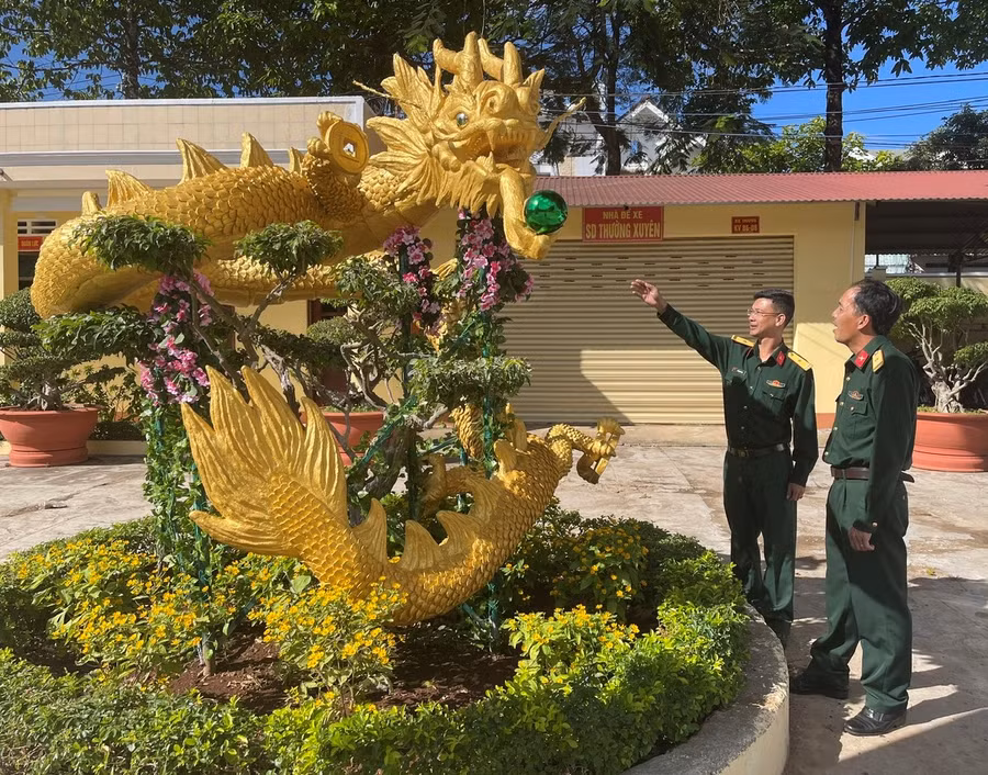 Thiếu tá Hùng (bìa phải) lắng nghe góp ý từ đồng chí, đồng đội để hoàn thiện tác phẩm. Ảnh: P.D