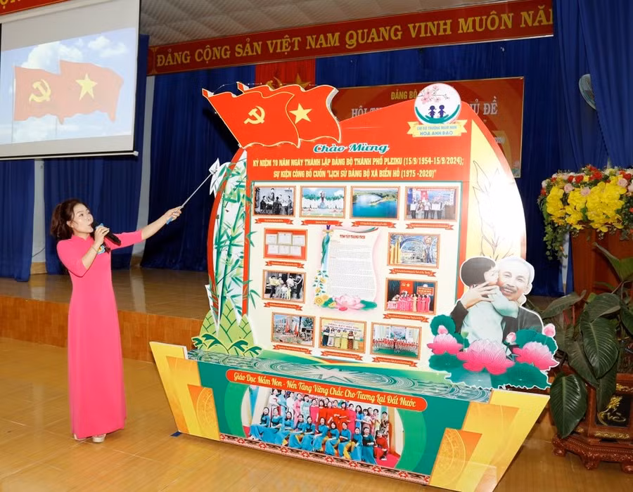 Chi bộ Trường Mần non Hoa Anh Đào trong phần thi thuyết trình pano ảnh. Ảnh: ĐVCC