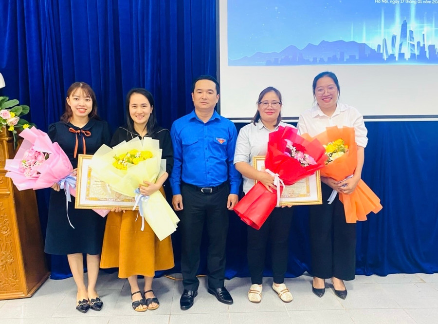 Thừa ủy nhiệm của Ban Bí thư Trung ương Đoàn, Phó Bí thư Tỉnh đoàn Đỗ Duy Nam đã trao giải khuyến khích cho các tác giả của Báo Gia Lai, Đài Phát thanh-Truyền hình tỉnh. Ảnh: Nhật Huy Thừa ủy nhiệm của Ban Bí thư Trung ương Đoàn, Phó Bí thư Tỉnh đoàn Đỗ Duy Nam đã trao giải khuyến khích cho các tác giả của Báo Gia Lai, Đài Phát thanh-Truyền hình tỉnh. Ảnh: Nhật Huy