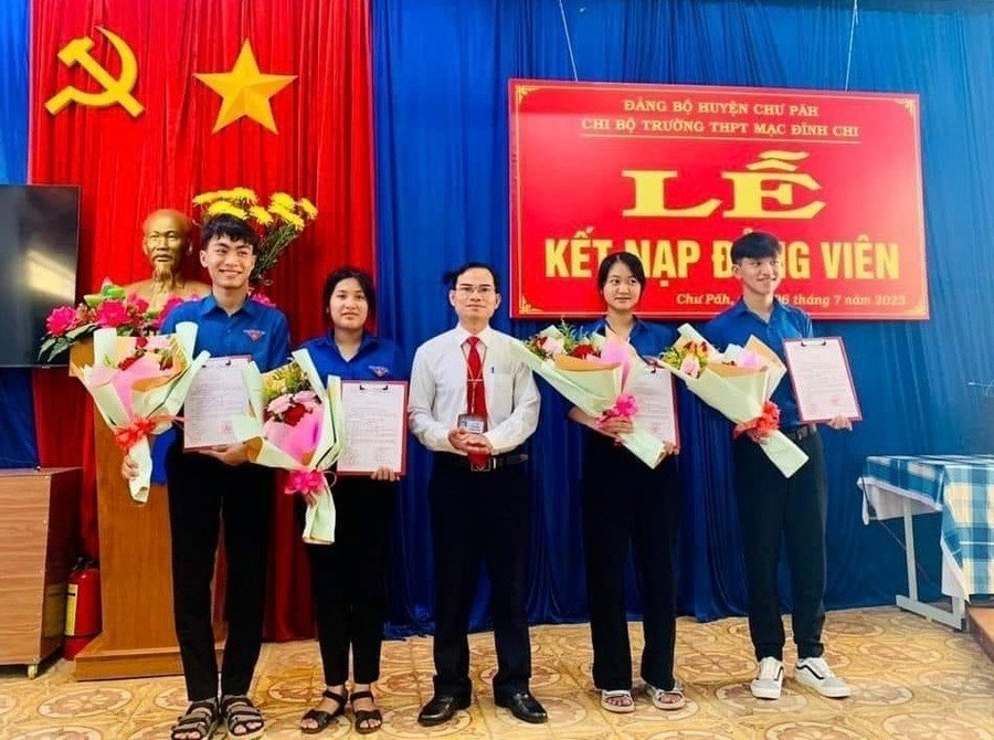 Chi bộ Trường THPT Mạc Đĩnh Chi tổ chức lễ kết nạp đảng viên mới. Ảnh: Anh Huy