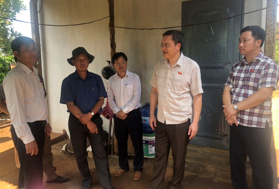 Phó Chủ tịch Hội đồng Dân tộc của Quốc hội Quàng Văn Hương (thứ 2 từ phải qua) cùng các thành viên tổ công tác và lãnh đạo địa phương đi kiểm tra thực tế. Ảnh: Anh Huy Phó Chủ tịch Hội đồng Dân tộc của Quốc hội Quàng Văn Hương (thứ 2 từ phải qua) cùng các thành viên tổ công tác và lãnh đạo địa phương đi kiểm tra thực tế. Ảnh: Anh Huy