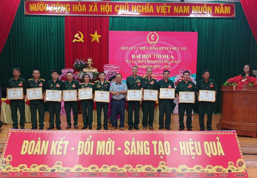 Phó Bí thư Thường trực Huyện ủy Đức Cơ Siu Thil (thứ 6 từ phải sang) trao giấy khen cho các tập thể, cá nhân tại Đại hội thi đua "Cựu chiến binh gương mẫu". Ảnh: T.Tịnh Phó Bí thư Thường trực Huyện ủy Đức Cơ Siu Thil (thứ 6 từ phải sang) trao giấy khen cho các tập thể, cá nhân tại Đại hội thi đua "Cựu chiến binh gương mẫu". Ảnh: T.Tịnh
