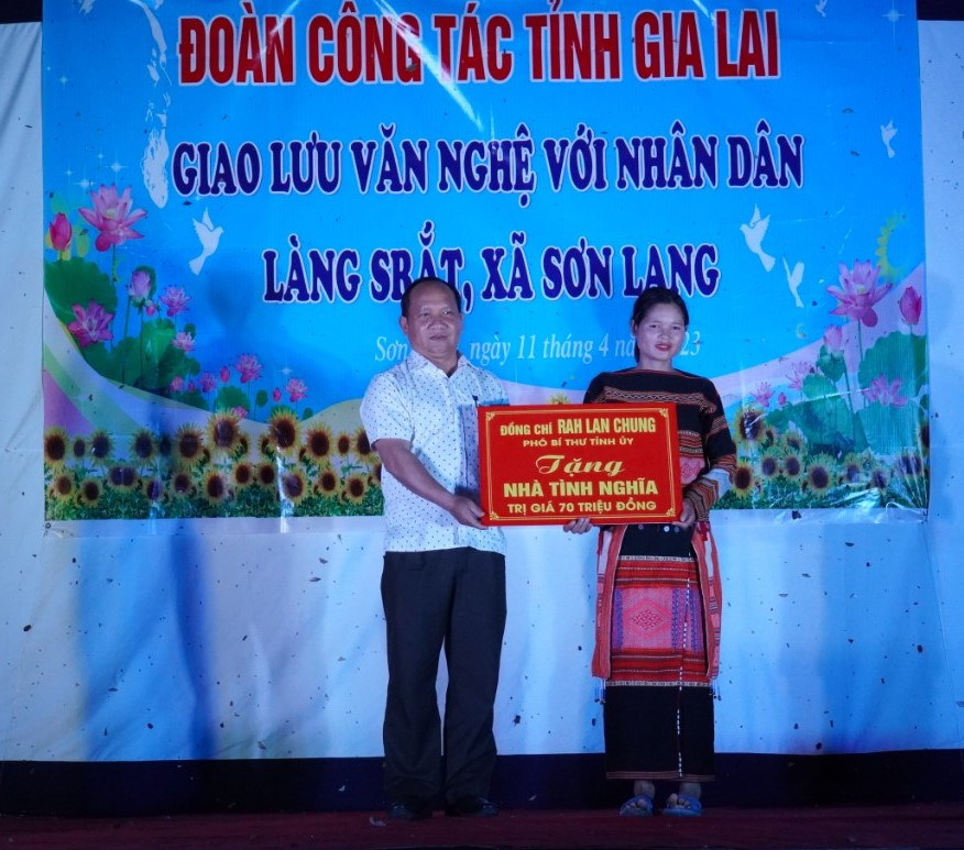 Phó Bí thư Tỉnh ủy Rah Lan Chung tặng nhà tình nghĩa cho gia đình anh Đinh Văn Đời, chị Đinh Thị Ny. Ảnh: Đức Thụy