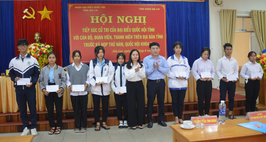 Đoàn đại biểu Quốc hội tỉnh trao tặng 20 suất quà cho 20 học sinh có hoàn cảnh khó khăn. Ảnh: Anh Huy