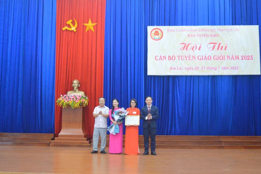 Phó Bí thư Thường trực Tỉnh ủy Châu Ngọc Tuấn (ngoài cùng bên trái) trao giấy chứng nhận và hoa chúc mừng Đội thi đạt giải nhất. Ảnh: Anh Huy