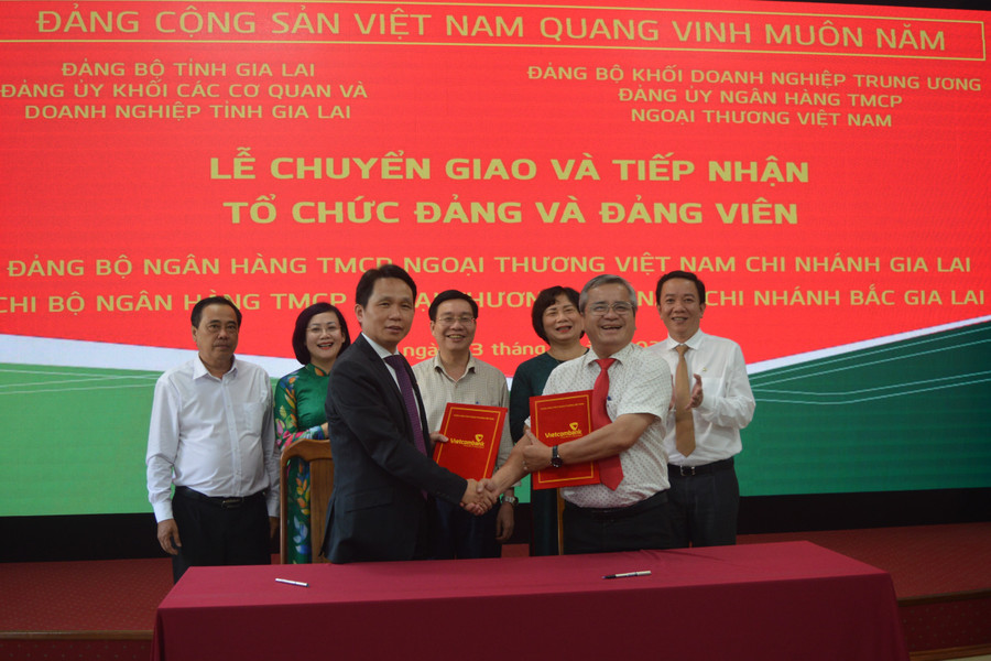 Đại diện Ban Thường vụ Đảng ủy Khối các Cơ quan và Doanh nghiệp tỉnh (bên phải) và Đảng ủy Vietcombank (bên trái) ký, trao biên bản chuyển giao, tiếp nhận. Ảnh: Anh Huy Đại diện Ban Thường vụ Đảng ủy Khối các Cơ quan và Doanh nghiệp tỉnh (bên phải) và Đảng ủy Vietcombank (bên trái) ký, trao biên bản chuyển giao, tiếp nhận. Ảnh: Anh Huy