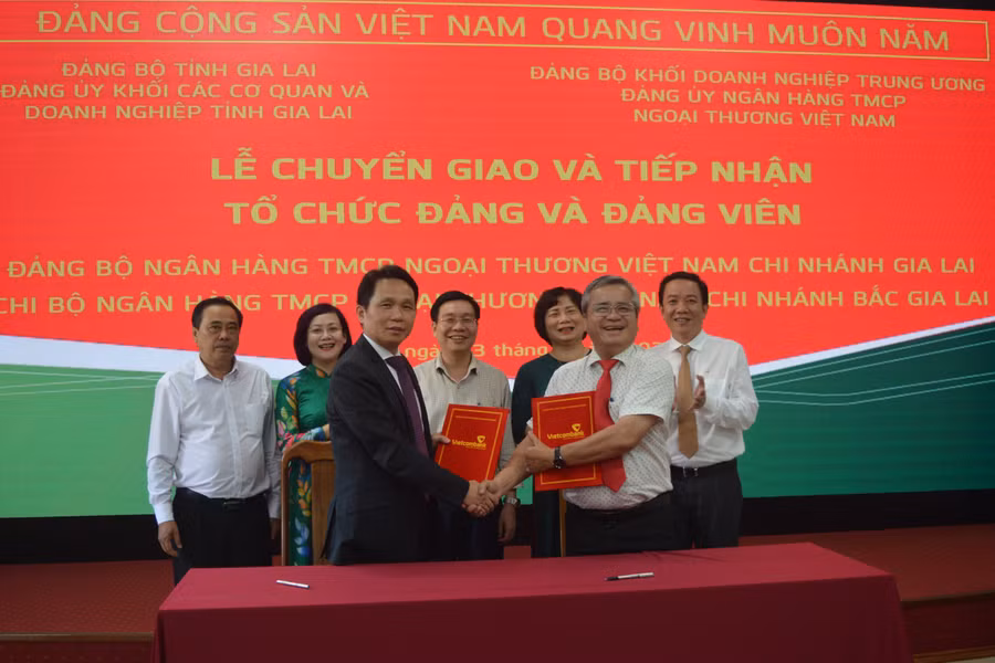 Đại diện Ban Thường vụ Đảng ủy Khối các Cơ quan và Doanh nghiệp tỉnh (bên phải) và Đảng ủy Vietcombank (bên trái) ký, trao biên bản chuyển giao, tiếp nhận. Ảnh: Anh Huy