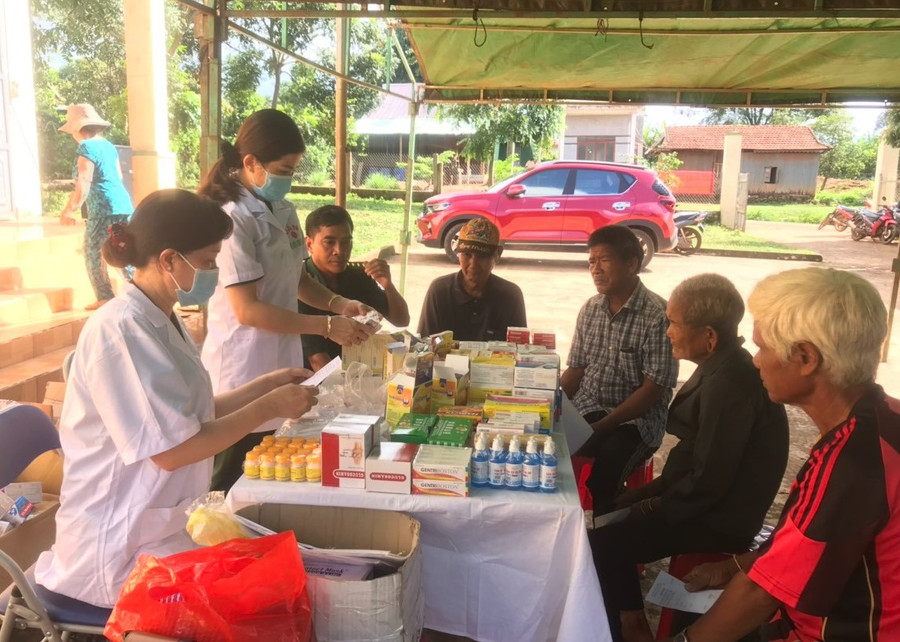 Các y-bác sĩ Bộ đội Biên phòng Gia Lai hướng dẫn người dân về các loại thuốc. Ảnh: Kiên Quyết