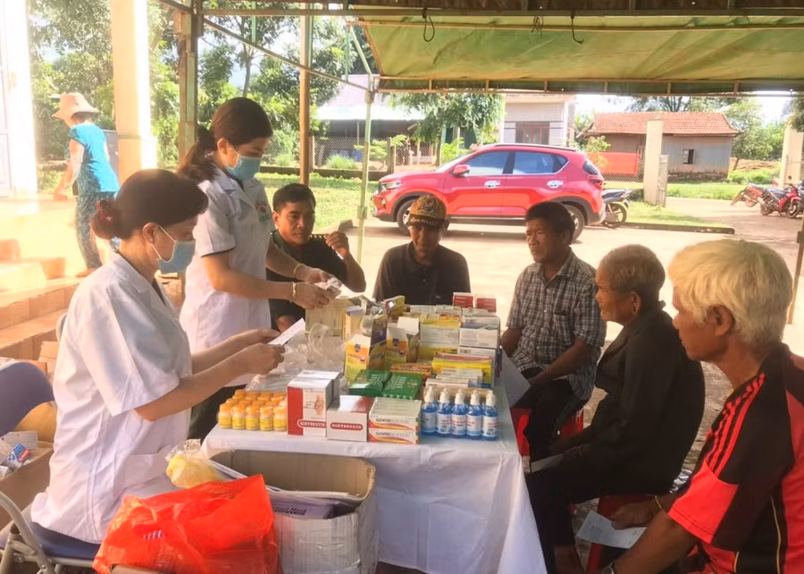 Các y-bác sĩ Bộ đội Biên phòng Gia Lai hướng dẫn người dân về các loại thuốc. Ảnh: Kiên Quyết