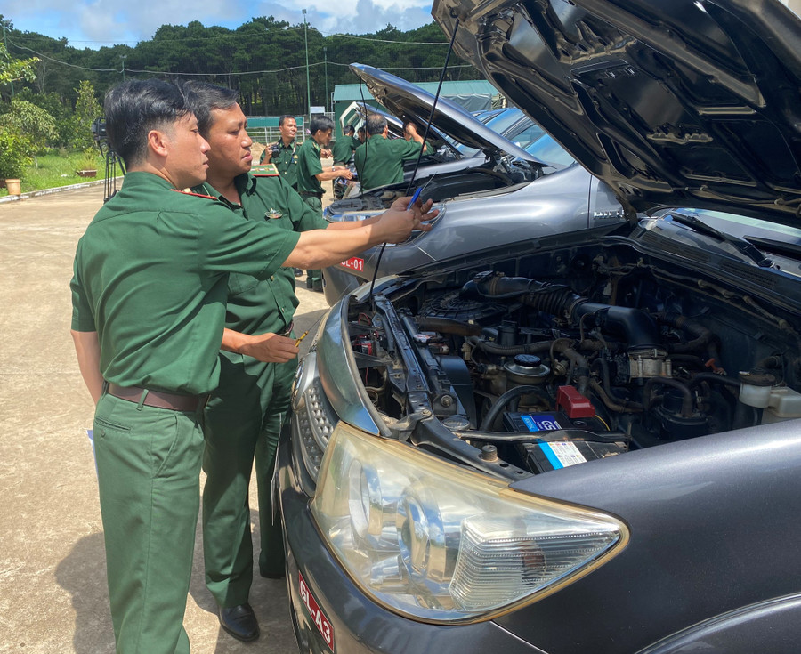 Các thí sinh tham gia phần thi kiểm tra kỹ thuật xe. Ảnh: Kiên Quyết Các thí sinh tham gia phần thi kiểm tra kỹ thuật xe. Ảnh: Kiên Quyết