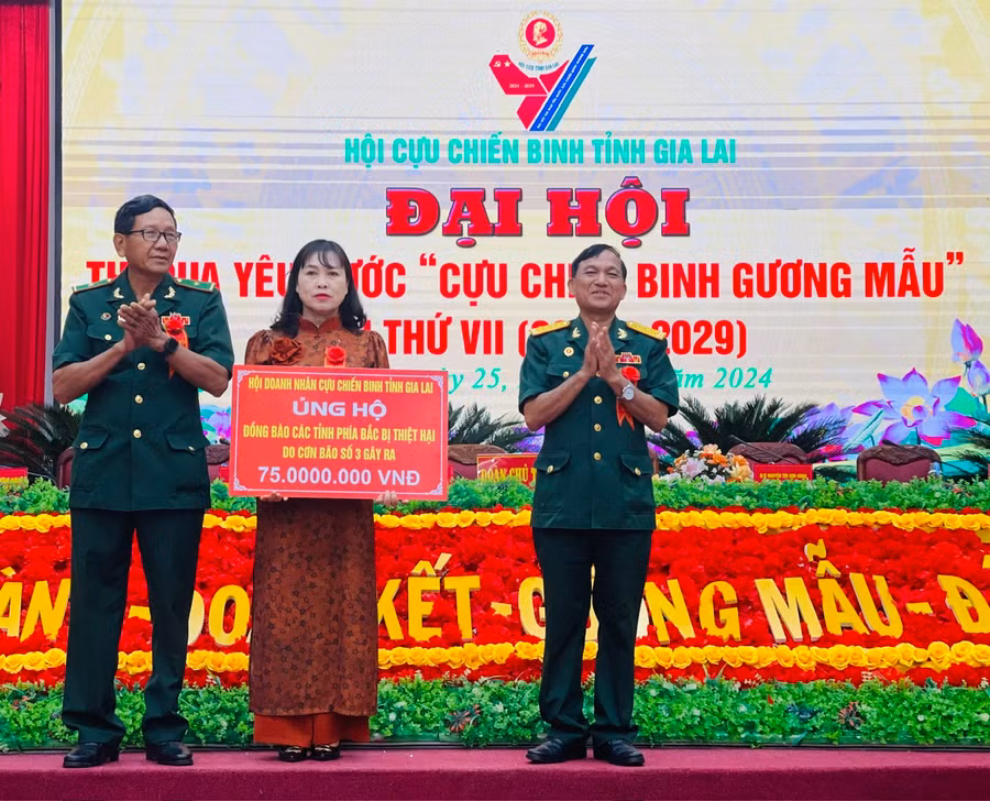 Lãnh đạo Hội Cựu chiến binh tỉnh và Hội Doanh nhân Cựu chiến binh tỉnh đã trao bảng tượng trưng 75 triệu đồng ủng hộ người dân các tỉnh phía Bắc bị thiệt hại do bão số 3 gây ra. Ảnh: P.D