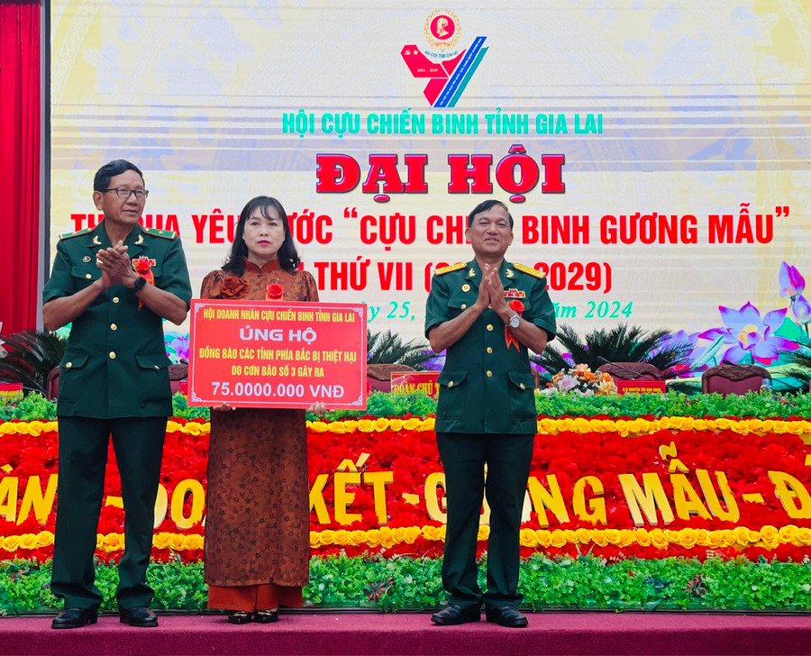 Lãnh đạo Hội Cựu chiến binh tỉnh và Hội Doanh nhân Cựu chiến binh tỉnh đã trao bảng tượng trưng 75 triệu đồng ủng hộ người dân các tỉnh phía Bắc bị thiệt hại do bão số 3 gây ra. Ảnh: P.D Lãnh đạo Hội Cựu chiến binh tỉnh và Hội Doanh nhân Cựu chiến binh tỉnh đã trao bảng tượng trưng 75 triệu đồng ủng hộ người dân các tỉnh phía Bắc bị thiệt hại do bão số 3 gây ra. Ảnh: P.D