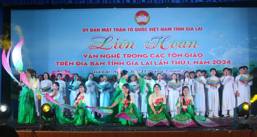 "Việt Nam mở hội hoằng dương" là 1 trong 6 tiết mục tiêu biểu được chọn để công diễn tại lễ bế mạc liên hoan văn nghệ. Ảnh: P.D "Việt Nam mở hội hoằng dương" là 1 trong 6 tiết mục tiêu biểu được chọn để công diễn tại lễ bế mạc liên hoan văn nghệ. Ảnh: P.D