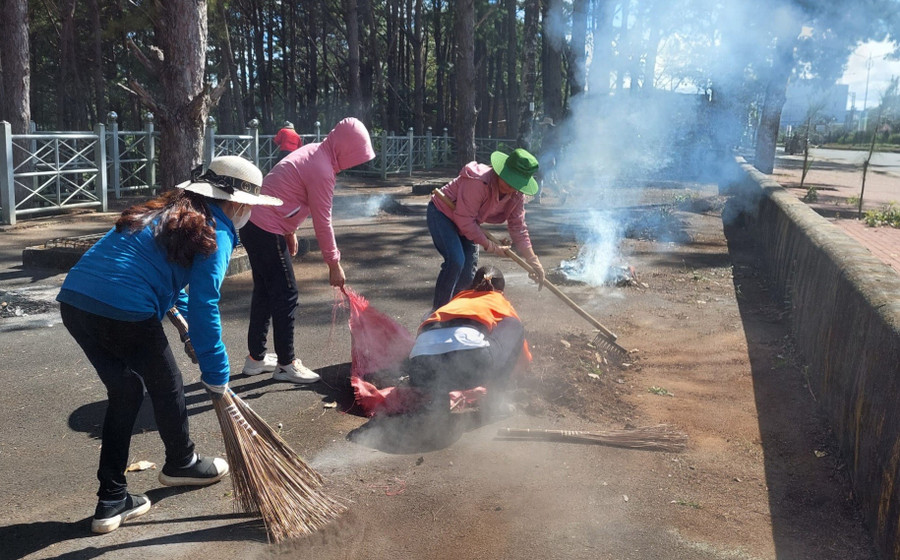 Người dân thường xuyên quét dọn, thu gom rác thải, giữ gìn vệ sinh môi trường. Ảnh: P.D