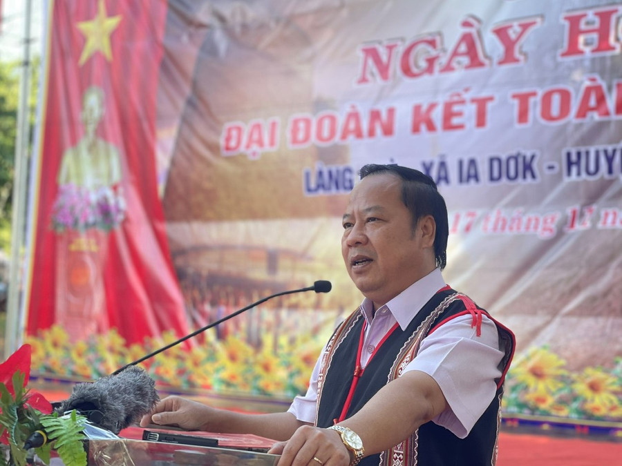 Phó Bí thư Thường trực Tỉnh ủy Châu Ngọc Tuấn phát biểu tại Ngày hội Đại đoàn kết toàn dân tộc tại làng Ghè. Ảnh: Anh Huy