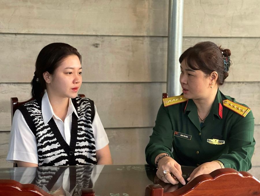 Đại úy QNCN Đinh Thị Đoài chia sẻ với con về những khó khăn, thử thách trong môi trường mới và động viên con trước lúc lên đường. Ảnh: P.D
