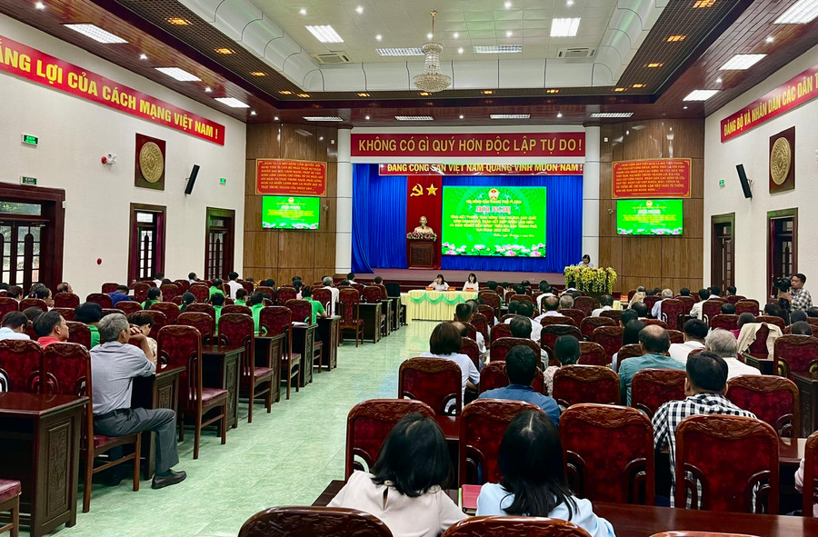 Quang cảnh hội nghị tổng kết “Phong trào nông dân thi đua sản xuất, kinh doanh giỏi, đoàn kết giúp nhau làm giàu và giảm nghèo bền vững” trên địa bàn thành phố Pleiku, giai đoạn 2022-2024. Ảnh: P.D Quang cảnh hội nghị tổng kết “Phong trào nông dân thi đua sản xuất, kinh doanh giỏi, đoàn kết giúp nhau làm giàu và giảm nghèo bền vững” trên địa bàn thành phố Pleiku, giai đoạn 2022-2024. Ảnh: P.D