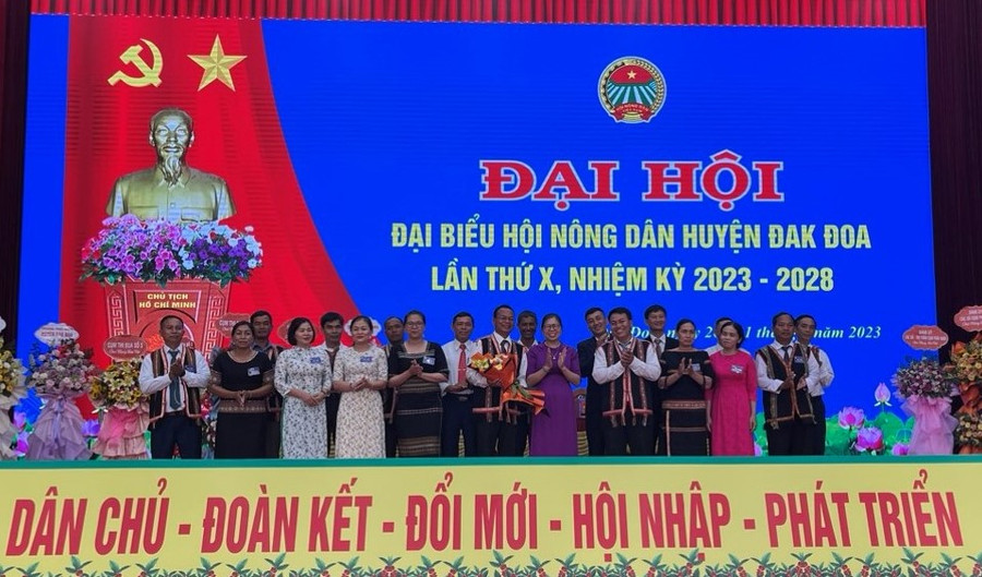 Ban Chấp hành Hội Nông dân huyện nhiệm kỳ 2023-2028 ra mắt Đại hội. Ảnh: Anh Huy Ban Chấp hành Hội Nông dân huyện nhiệm kỳ 2023-2028 ra mắt Đại hội. Ảnh: Anh Huy