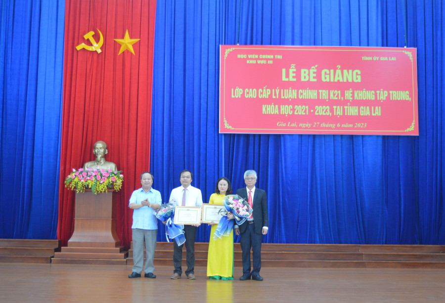 Phó Bí thư Thường trực Tỉnh ủy Châu Ngọc Tuấn (bên trái) và PGS.TS Lê Văn Đính (bên phải) trao giấy khen, hoa cho các học viên đạt thành tích tốt. Ảnh: Anh Huy Phó Bí thư Thường trực Tỉnh ủy Châu Ngọc Tuấn (bên trái) và PGS.TS Lê Văn Đính (bên phải) trao giấy khen, hoa cho các học viên đạt thành tích tốt. Ảnh: Anh Huy