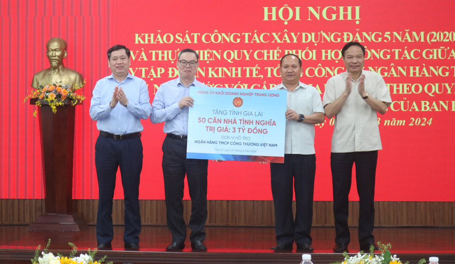 Phó Bí thư Tỉnh ủy Rah Lan Chung (thứ 2 từ phải qua) đại diện nhận bảng tượng trưng hỗ trợ 50 căn nhà tình nghĩa từ đại diện Đảng ủy Khối Doanh nghiệp Trung ương và Ngân hàng TMCP Công thương Việt Nam. Ảnh: P.D Phó Bí thư Tỉnh ủy Rah Lan Chung (thứ 2 từ phải qua) đại diện nhận bảng tượng trưng hỗ trợ 50 căn nhà tình nghĩa từ đại diện Đảng ủy Khối Doanh nghiệp Trung ương và Ngân hàng TMCP Công thương Việt Nam. Ảnh: P.D