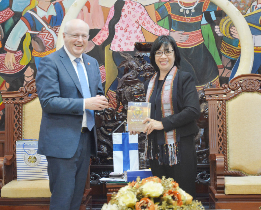 Ngài Keijo Norvanto cũng đã gửi đến Phó Chủ tịch UBND tỉnh Nguyễn Thị Thanh Lịch một món quà là 2 cuốn sách. Ảnh: Anh Huy