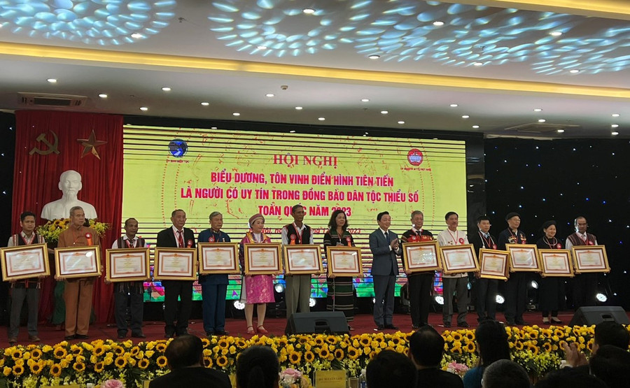Ông Nay Krem (thứ 7 từ trái sang) -người có uy tín thôn Plei Rbai (xã Ia Piar, huyện Phú Thiện) vinh dự nhận bằng khen của Thủ tướng Chính phủ. Ảnh: Trung Tuyến