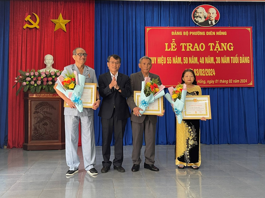 Bà Cao Thị Kim Diện (bìa phải) nhận huy hiệu 55 năm tuổi Đảng. Ảnh: P.D Bà Cao Thị Kim Diện (bìa phải) nhận huy hiệu 55 năm tuổi Đảng. Ảnh: P.D