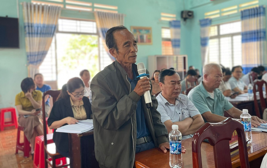 Cử tri xã Ia Tiêm nêu kiến nghị liên quan đến việc cấp giấy chứng nhận quyền sử dụng đất. Ảnh: P.D Cử tri xã Ia Tiêm nêu kiến nghị liên quan đến việc cấp giấy chứng nhận quyền sử dụng đất. Ảnh: P.D