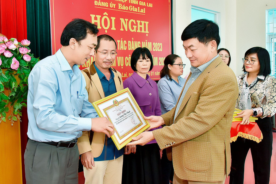 Bí thư Đảng ủy, Tổng Biên tập Báo Gia Lai Huỳnh Kiên tặng giấy khen cho 7 đảng viên “Đủ tiêu chuẩn hoàn thành xuất sắc nhiệm vụ năm 2023”. Ảnh: Đức Thụy Bí thư Đảng ủy, Tổng Biên tập Báo Gia Lai Huỳnh Kiên tặng giấy khen cho 7 đảng viên “Đủ tiêu chuẩn hoàn thành xuất sắc nhiệm vụ năm 2023”. Ảnh: Đức Thụy