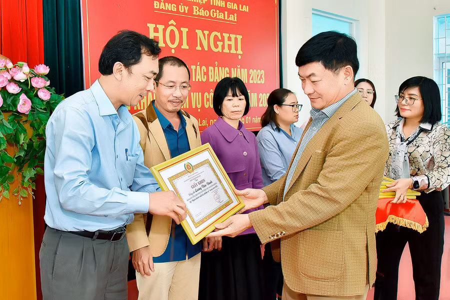 Bí thư Đảng ủy, Tổng Biên tập Báo Gia Lai Huỳnh Kiên tặng giấy khen cho 7 đảng viên “Đủ tiêu chuẩn hoàn thành xuất sắc nhiệm vụ năm 2023”. Ảnh: Đức Thụy