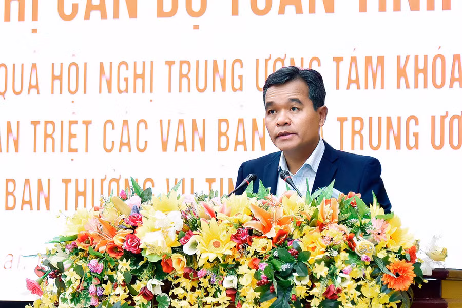 Ủy viên Ban Chấp hành Trung ương Đảng, Bí thư Tỉnh ủy, Chủ tịch HĐND tỉnh Hồ Văn Niên trực tiếp thông báo kết quả Hội nghị lần thứ tám Ban Chấp hành Trung ương Đảng khóa XIII. Ảnh: Đức Thụy