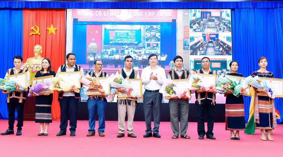 Chủ tịch UBND tỉnh Trương Hải Long (thứ 5 từ phải qua) tặng bằng khen cho các tập thể. Ảnh: Đức Thụy