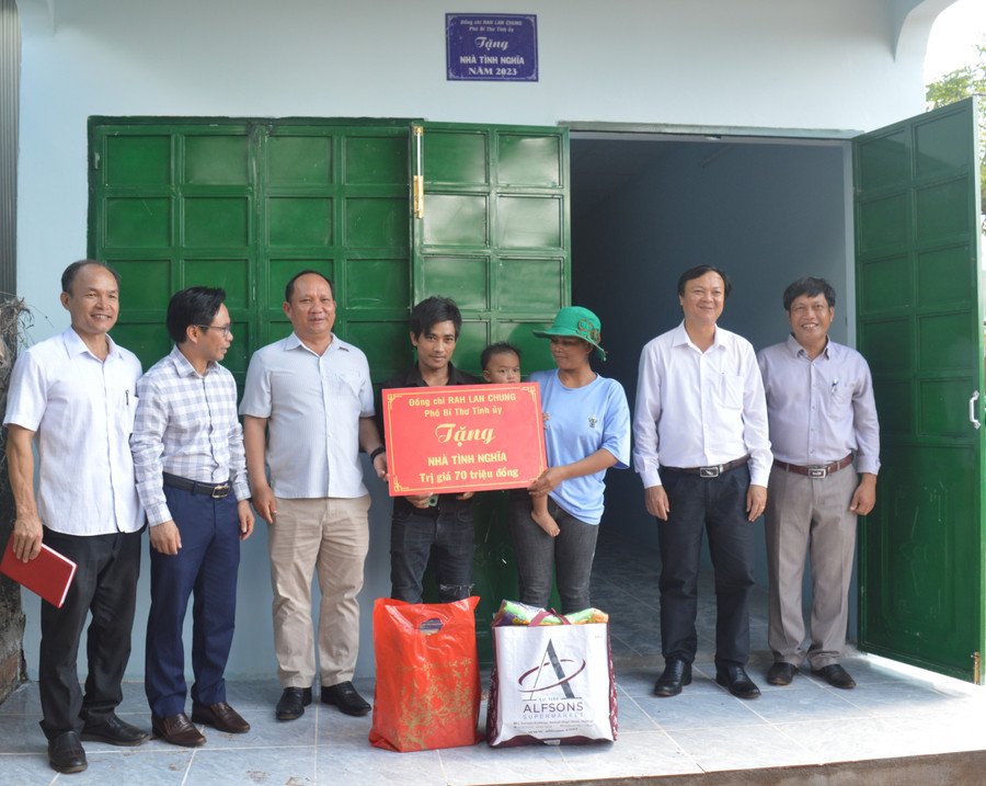 Phó Bí thư Tỉnh ủy Rah Lan Chung (thứ 3 từ trái qua) và Bí thư Huyện ủy Chư Pưh Nguyễn Huy Châu (thứ 2 từ phải qua) bàn giao nhà tình nghĩa cho hộ ông Rmah Kut. Ảnh: Anh Huy