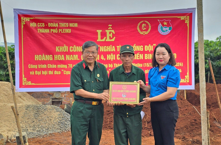 Đại diện Hội Cựu chiến binh Thành phố Pleiku và Thành Đoàn Pleiku trao tiền hỗ trợ xây dựng nhà "Nghĩa tình đồng đội" cho hội viên cựu chiến binh Hoàng Hoa Nam. Ảnh: P.D