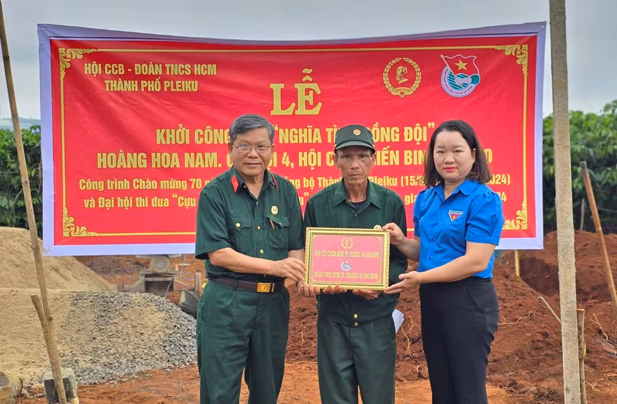 Đại diện Hội Cựu chiến binh Thành phố Pleiku và Thành Đoàn Pleiku trao tiền hỗ trợ xây dựng nhà "Nghĩa tình đồng đội" cho hội viên cựu chiến binh Hoàng Hoa Nam. Ảnh: P.D Đại diện Hội Cựu chiến binh Thành phố Pleiku và Thành Đoàn Pleiku trao tiền hỗ trợ xây dựng nhà "Nghĩa tình đồng đội" cho hội viên cựu chiến binh Hoàng Hoa Nam. Ảnh: P.D