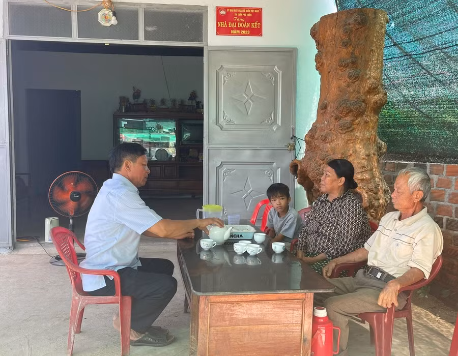 Chủ tịch Ủy ban MTTQ thị trấn Phú Thiện (bên trái) thăm hỏi gia đình ông Thảo, bà Xuân (tổ dân phố 6). Ảnh: P.D