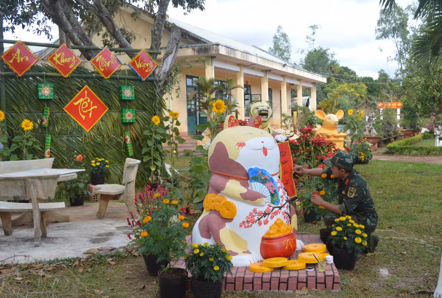 Khuôn viên của Đại đội Trinh sát với nhiều linh vật theo từng năm do chính cán bộ, chiến sĩ làm. Ảnh: Anh Huy