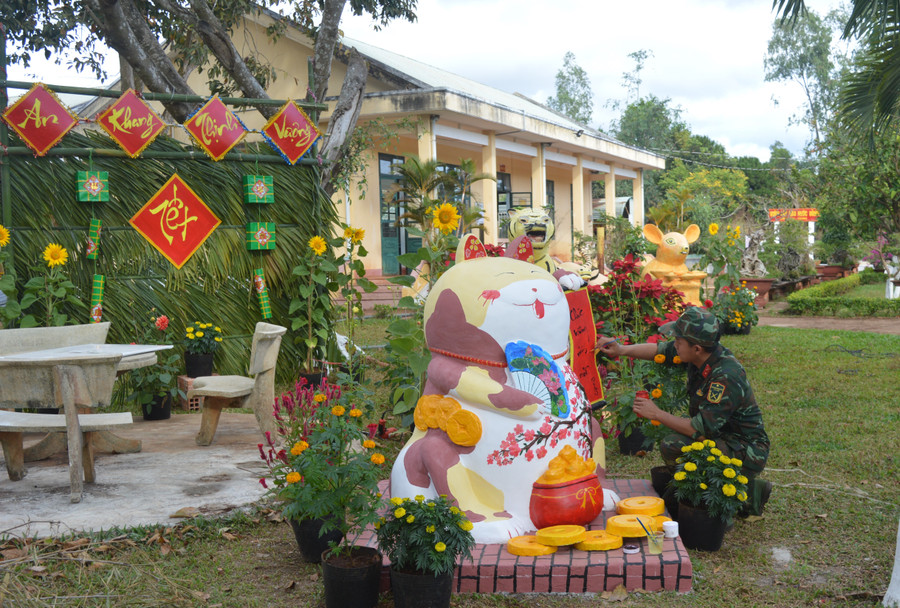 Khuôn viên của Đại đội Trinh sát với nhiều linh vật theo từng năm do chính cán bộ, chiến sĩ làm. Ảnh: Anh Huy