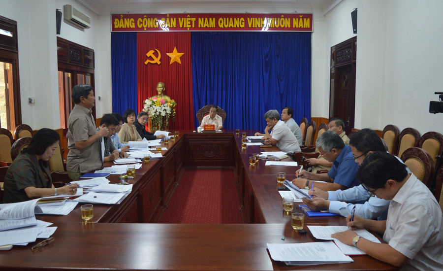 Các thành viên Tổ giúp việc Ban Thường vụ Tỉnh ủy triển khai Kế hoạch số 70-KH/TU thảo luận tại cuộc họp. Ảnh: Anh Huy