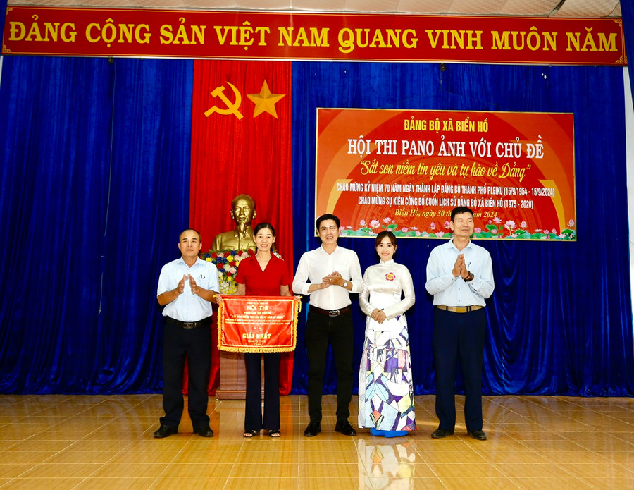 Ban tổ chức Hội thi trao giải nhất cho Chi bộ thôn 4. Ảnh: ĐVCC