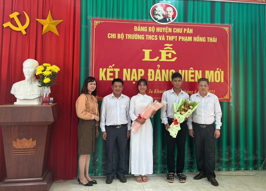 Chi bộ Trường THCS và THPT chúc mừng 2 đảng viên Rơ Châm Duyt (ở giữa) và Đinh Huyh (thứ 2 từ phải qua). Ảnh: Huyền Tâm Chi bộ Trường THCS và THPT chúc mừng 2 đảng viên Rơ Châm Duyt (ở giữa) và Đinh Huyh (thứ 2 từ phải qua). Ảnh: Huyền Tâm