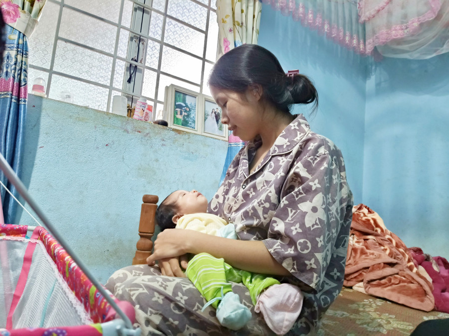 Cô gái trẻ hối hận khi làm mẹ ở độ tuổi “ăn chưa no, lo chưa tới”. Ảnh: Đồng Lai Cô gái trẻ hối hận khi làm mẹ ở độ tuổi “ăn chưa no, lo chưa tới”. Ảnh: Đồng Lai