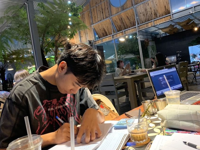 Em Hồ Phạm Thuận Thắng (lớp 12C4, Trường THPT Phan Bội Châu, TP. Pleiku) bị áp lực về thời gian, cảm thấy mệt mỏi, đuối sức trong giai đoạn cận thi. Ảnh: Đồng Lai Em Hồ Phạm Thuận Thắng (lớp 12C4, Trường THPT Phan Bội Châu, TP. Pleiku) bị áp lực về thời gian, cảm thấy mệt mỏi, đuối sức trong giai đoạn cận thi. Ảnh: Đồng Lai