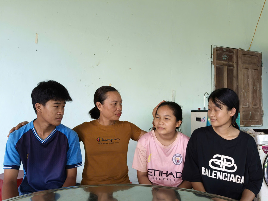 Chị Nguyễn Thị Hoài là người cưu mang 3 chị em Yến suốt những năm qua. Ảnh: Đồng Lai Chị Nguyễn Thị Hoài là người cưu mang 3 chị em Yến suốt những năm qua. Ảnh: Đồng Lai