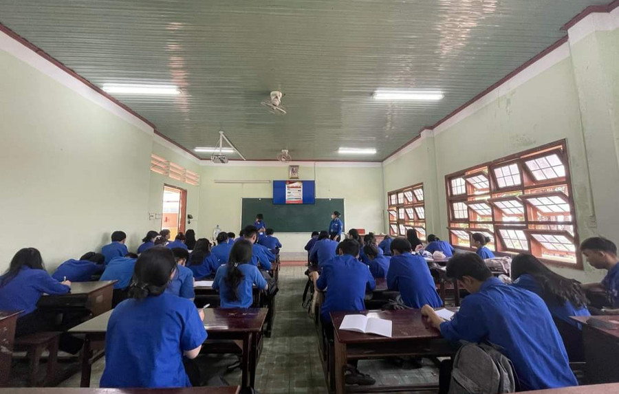 Học sinh tất bật ôn tập để chuẩn bị cho kì thi quan trọng. Ảnh: Đồng Lai Học sinh tất bật ôn tập để chuẩn bị cho kì thi quan trọng. Ảnh: Đồng Lai