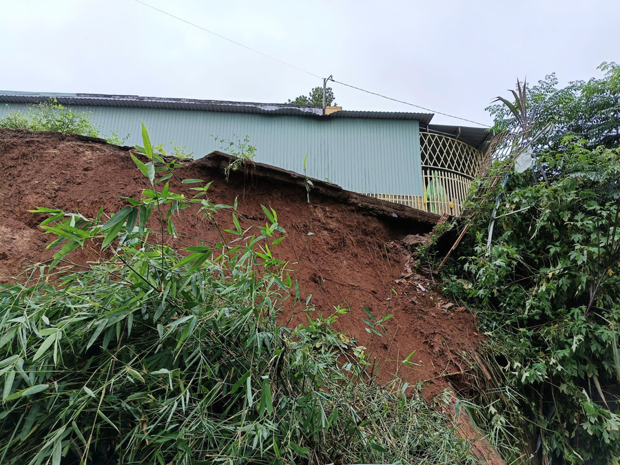 Vết sạt trượt đất kéo dài gây nguy hiểm cho người dân và phương tiện tham gia giao thông. Ảnh: Đồng Lai Vết sạt trượt đất kéo dài gây nguy hiểm cho người dân và phương tiện tham gia giao thông. Ảnh: Đồng Lai