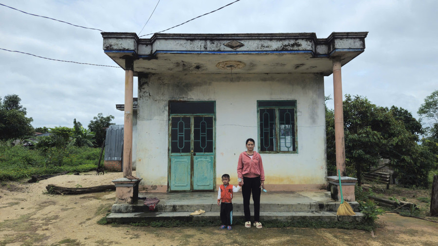 Căn nhà cũ kỹ là nơi 4 người trong gia đình em Rơ Châm Triệu đang sinh sống. Ảnh: Ngọc Duy