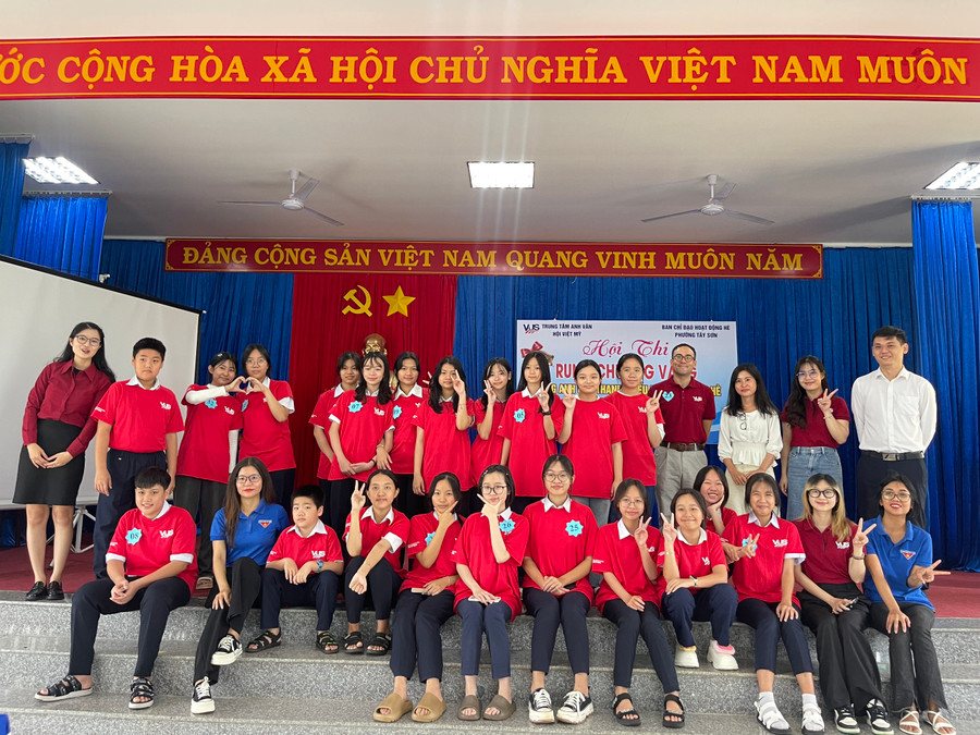 Ban tổ chức và các thí sinh chụp hình lưu niệm. Ảnh: Trân Trân