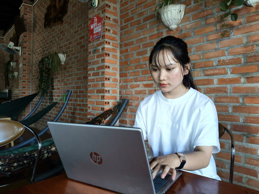 Bạn Đinh Thị Thanh Trà từng rất tự ti về việc ngại giao tiếp của bản thân và cố gắng để thay đổi bằng cách hạn chế trò chuyện qua mạng xã hội. Ảnh: Đồng Lai Bạn Đinh Thị Thanh Trà từng rất tự ti về việc ngại giao tiếp của bản thân và cố gắng để thay đổi bằng cách hạn chế trò chuyện qua mạng xã hội. Ảnh: Đồng Lai