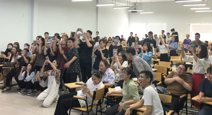 Giới trẻ hào hứng với các khóa học nâng cao kỹ năng giao tiếp, ứng dụng công nghệ thông tin. Ảnh: Đồng Lai